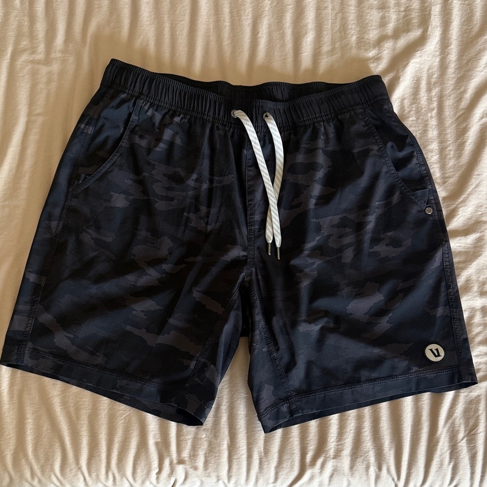 Men’s Large Vuori Camouflage Shorts 7” inseam